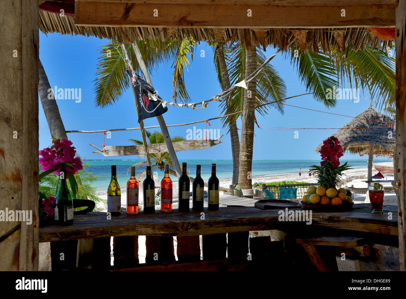 A lato della spiaggia bar in un tradizionale dhow imbarcazione in un hotel, Spiaggia Bwejuu, Oceano Indiano, Zanzibar, Tanzania Africa orientale Foto Stock
