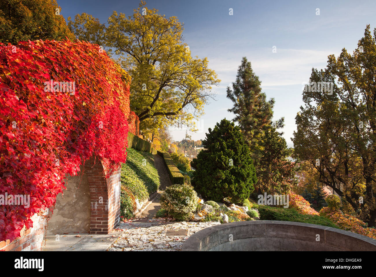Autunno nel giardino pubblico di Paradiso nei pressi del Castello di Praga Foto Stock