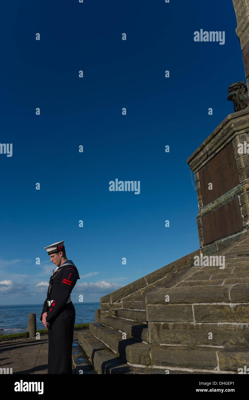 Aberystwyth Wales UK, domenica 10 novembre 2013. Un solitario mare cadet sorge sotto il monumento ai caduti in guerra a Aberystwyth sul ricordo domenica 2013. Centinaia di persone hanno assemblato sul promontorio al castello in Aberystwyth a testimoniare la cerimonia annuale. I rappresentanti delle forze armate e di molti gruppi locali di cui papavero rosso ghirlande alla base della città iconici memoriale di guerra che si affaccia al mare. Foto © keith morris Credito: keith morris/Alamy Live News Foto Stock