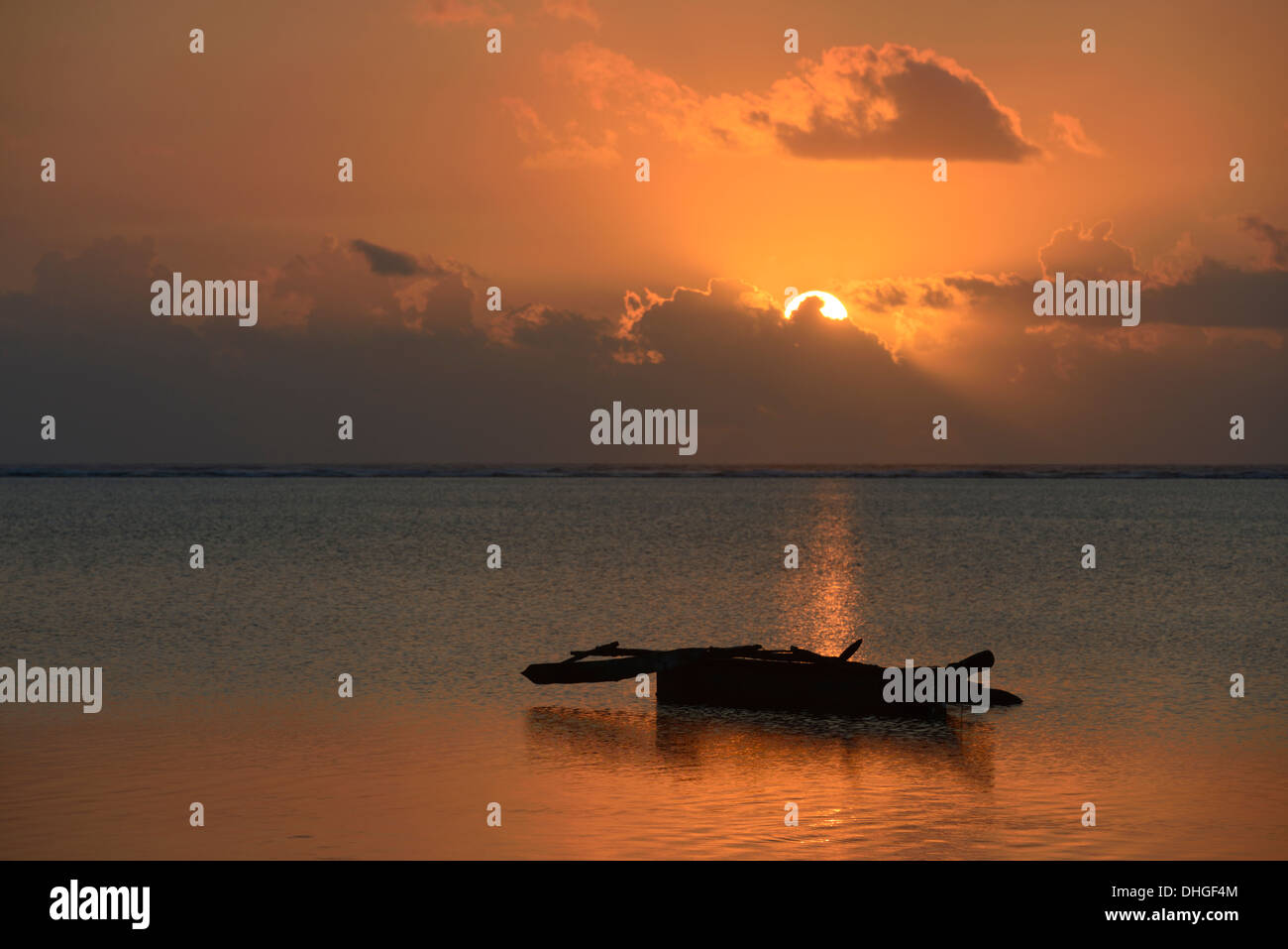 Silhouette di barca a sunrise, Bwejuu Beach, Oceano Indiano, Zanzibar, Tanzania, Eest Africa Foto Stock