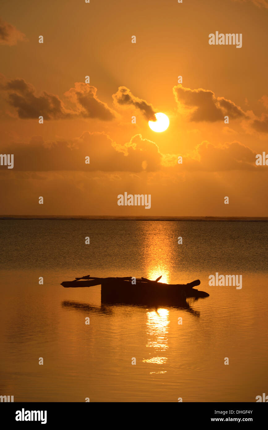 Barca Dhow silhouette di sunrise, Bwejuu Beach, Oceano Indiano, Zanzibar, Tanzania Africa orientale Foto Stock