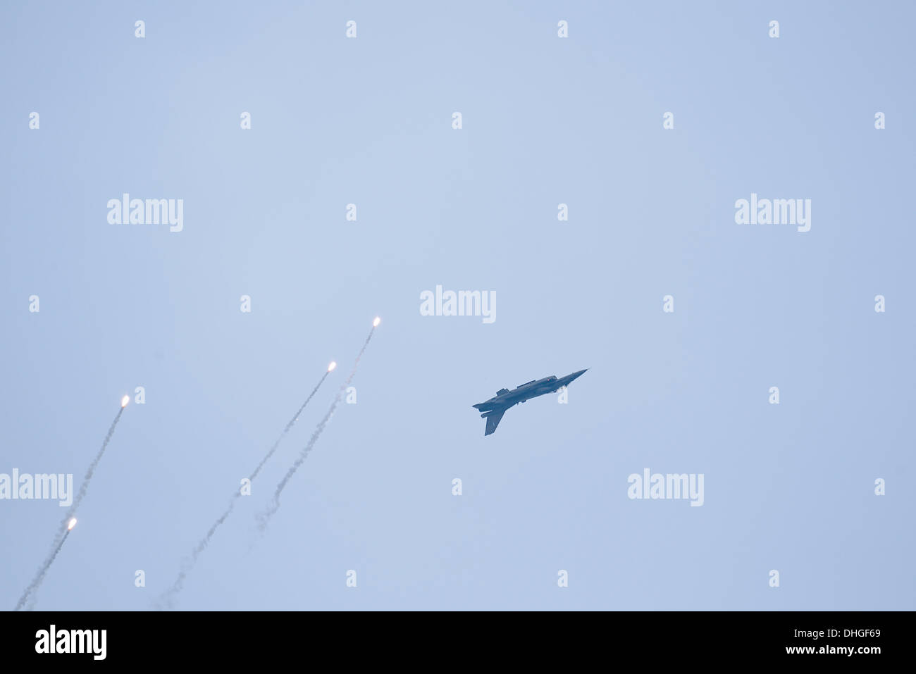 La F-16C lancia razzi di segnalazione durante l'air show su Salonicco. A causa della celebrazione annuale della Hellenic Air Force ogni novembre, un F-16 Blocco 52+ appartenenti al "Zeus' acrobat team fatto un air show a Salonicco area balneare. Lo scopo della manifestazione è la gente di avvicinarsi con la forza dell'aria Foto Stock