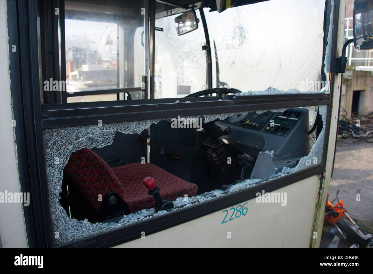 Finestra di Bus fracassato rotto reato di atti di vandalismo Foto Stock