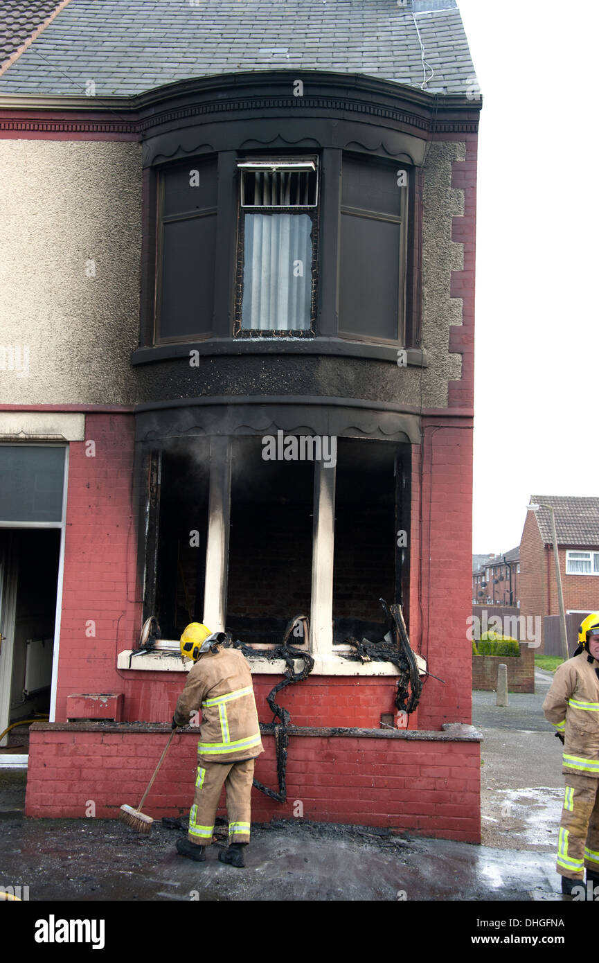 Grave incendio della casa Sala televisione accidentale Foto Stock