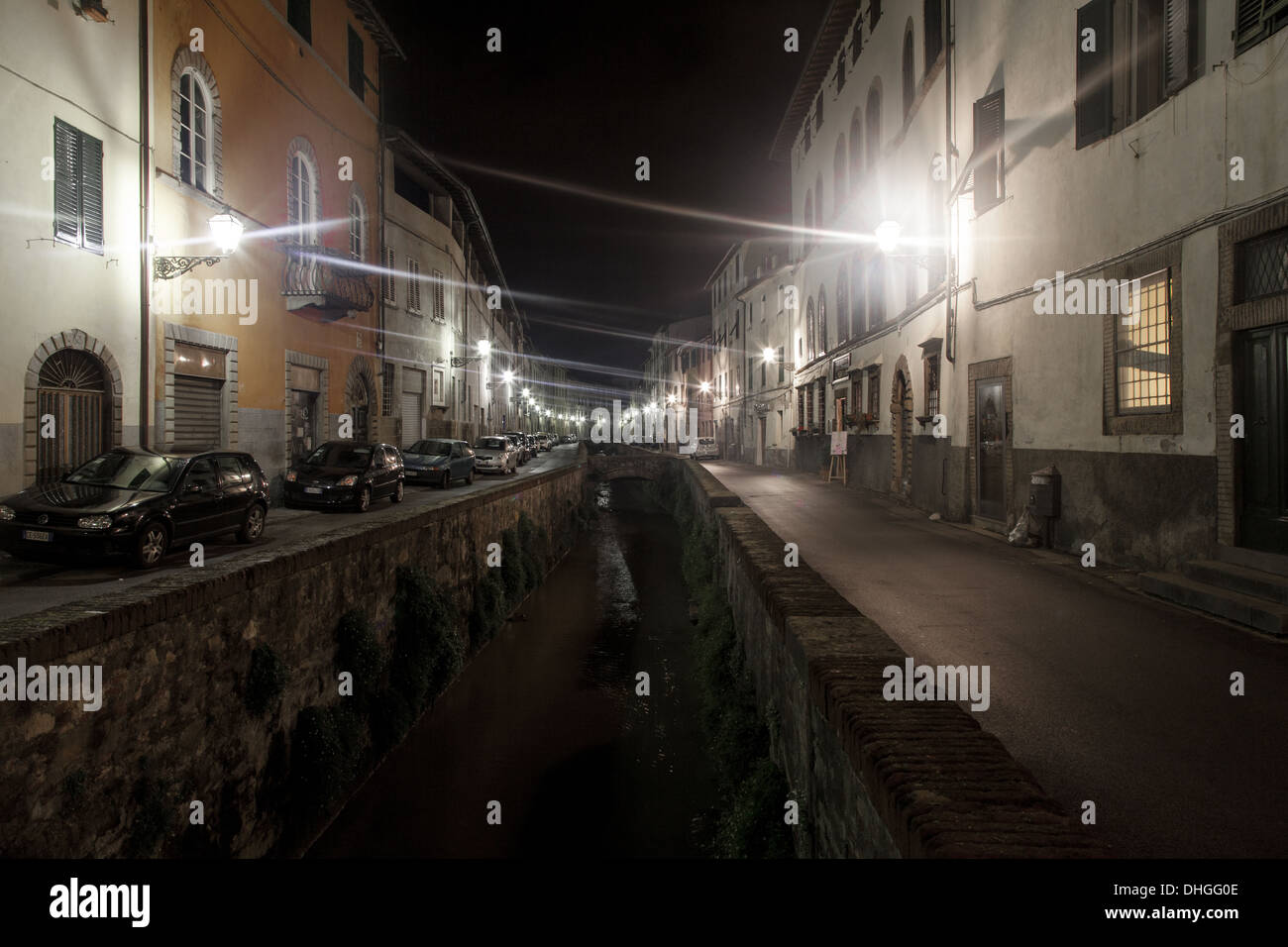Notturno su via dei Fossi vicino a Piazza San Francesco Foto Stock