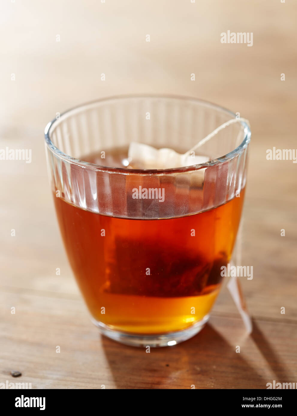 Brown tè sulla tazza di vetro sul tavolo di legno Foto Stock