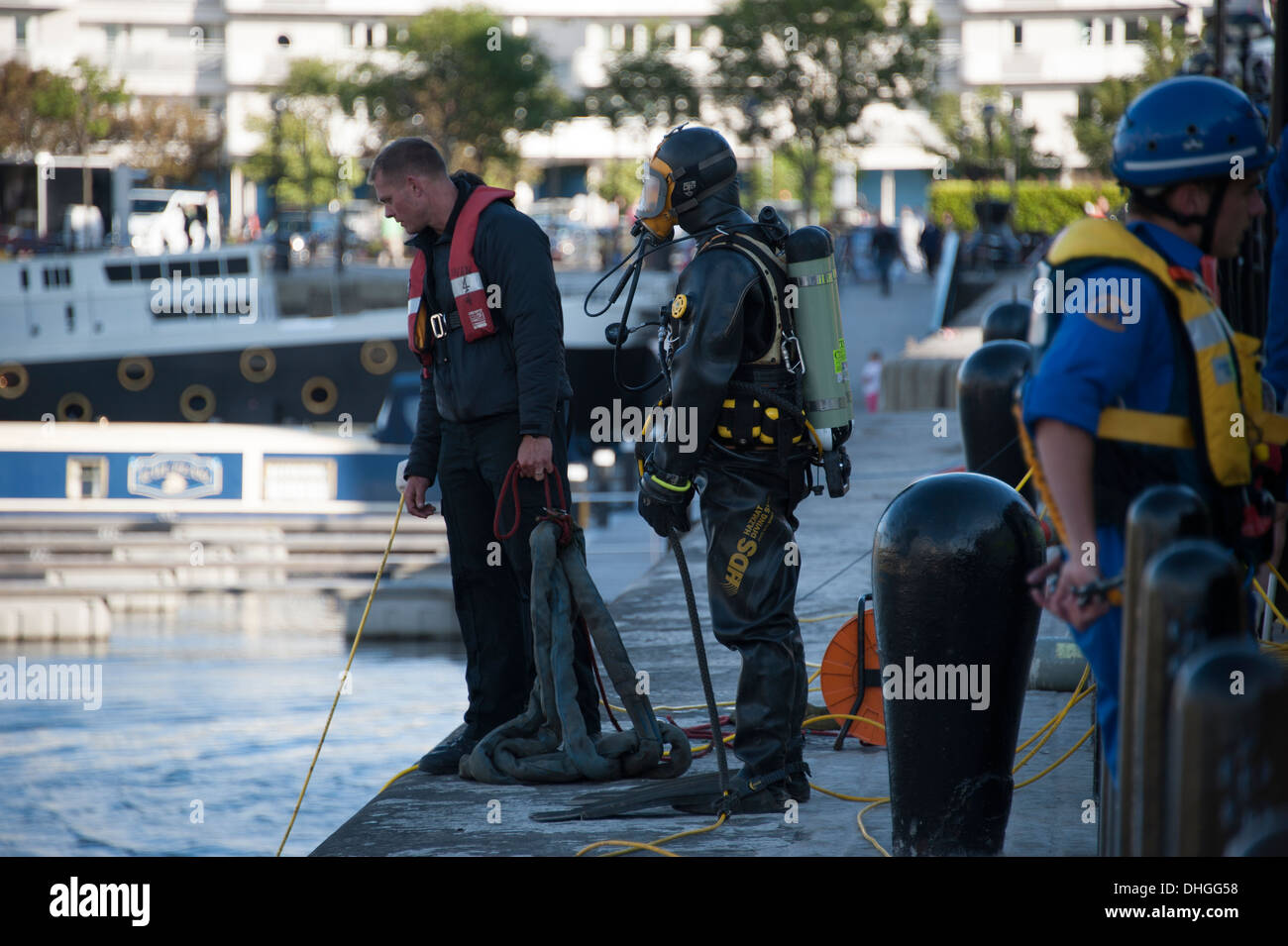 La polizia la subacquea Team ricerca divers Foto Stock