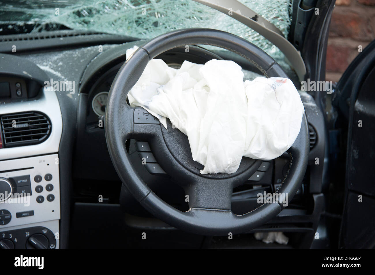 Car Crash airbag airbag scattato andati fuori schermo fracassato Foto Stock