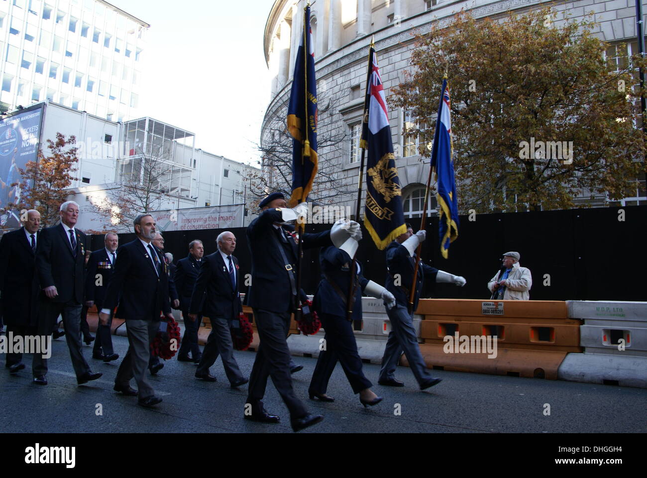 Veterani di Guerra marzo per il cenotafio in Manchester Regno Unito per ricordare coloro che sono morti in passato guerre e conflitti. Domenica 10 Novembre 2013 Foto Stock