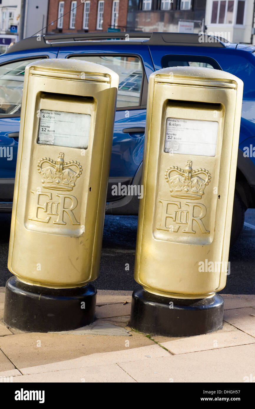 Oro postbox in Stratford per celebrare Stratford James Roe vincendo la medaglia d'oro nel 2012 Estate Paralimpiadi Londra Foto Stock