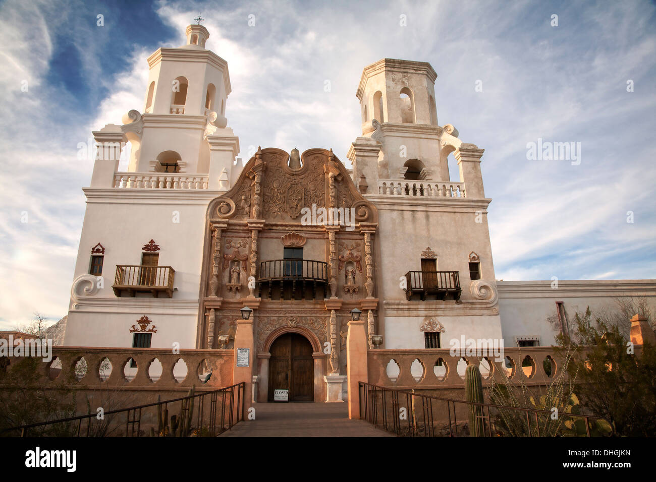 La missione di San Xavier del Bac è uno storico spagnolo missione cattolica fondata nel 1692 e si trova a circa dieci miglia a sud del centro cittadino di Tucson, Arizona. Foto Stock