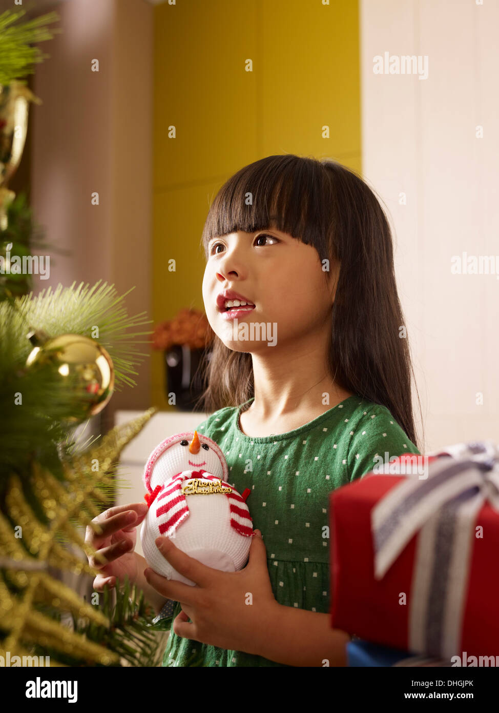 Bellissima bambina nella parte anteriore dell albero di Natale Foto Stock