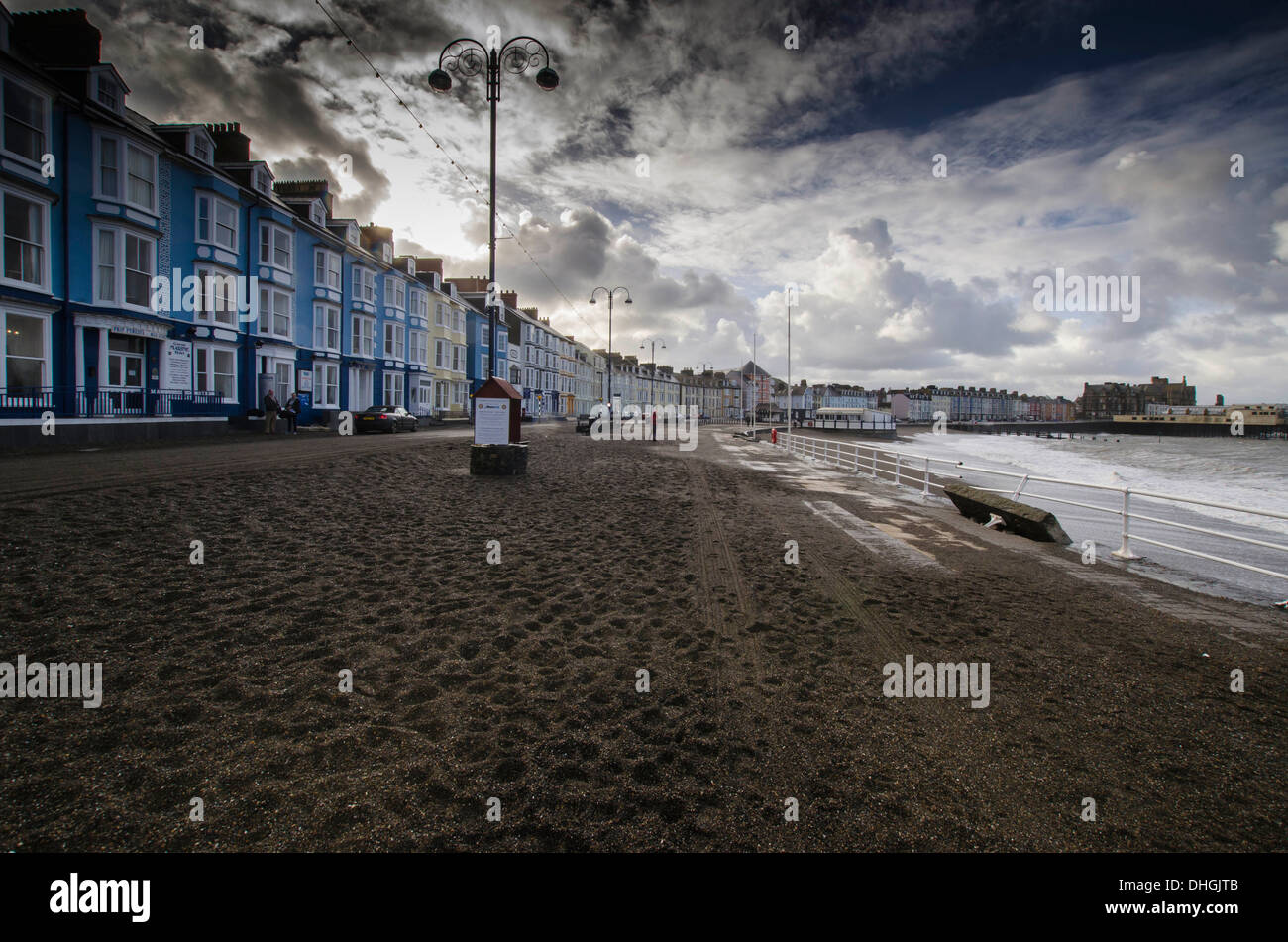 Conseguenze delle tempeste che hanno colpito i Aberystwyth Dyfed lungomare la sera del 2 novembre 2013 Foto Stock