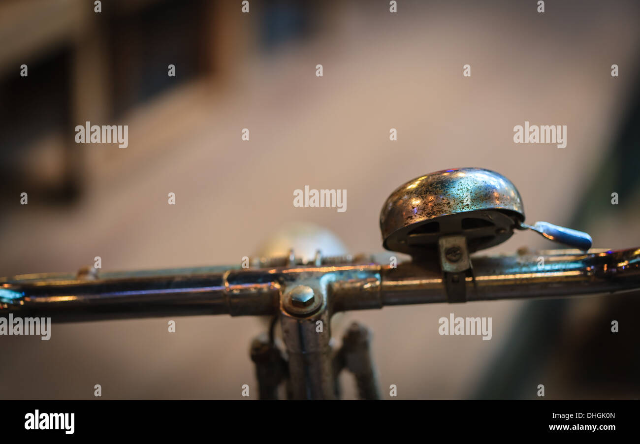 Fine Su/macro Immagine Del Manubrio Della Bicicletta Nella Pioggia Con I Lotti Delle Goccioline Di Acqua Sull Acciaio 122665113