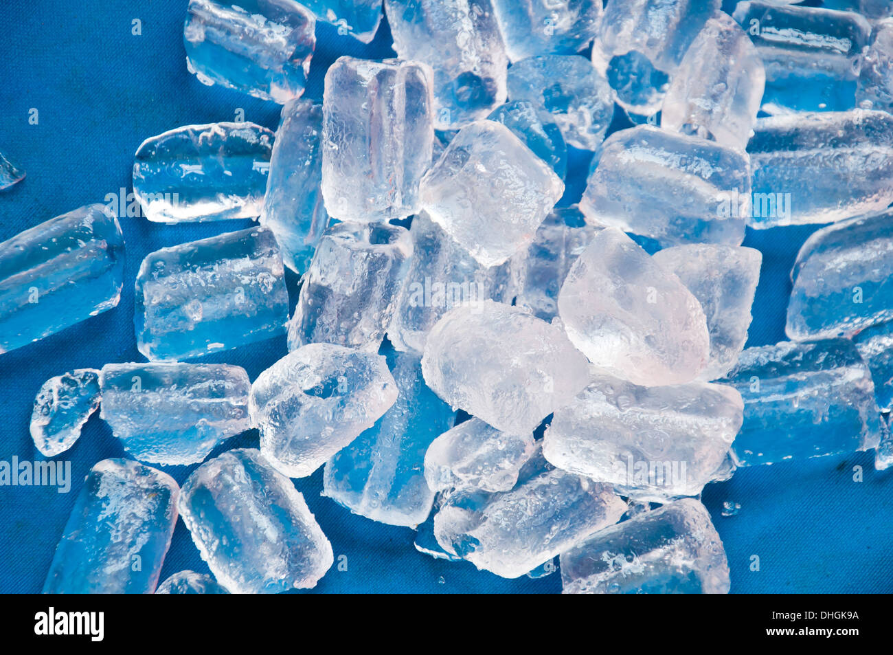 Pezzo di ghiaccio per bevanda su sfondo blu Foto Stock