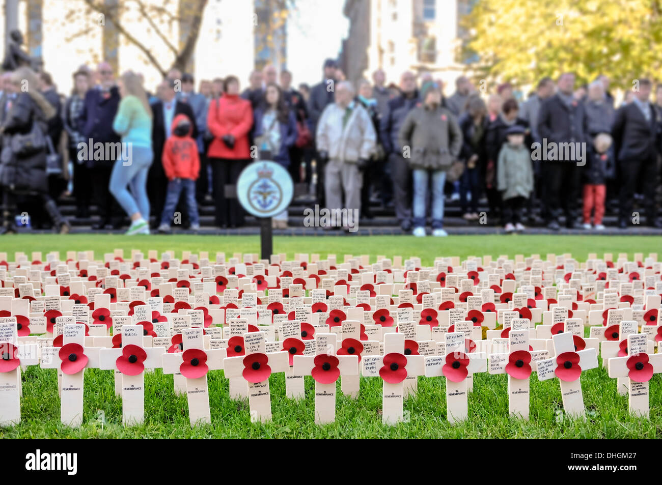 Belfast, Irlanda del Nord. 10 nov 2013 - croci di legno sono stabiliti nel Giardino della Rimembranza a Belfast per commemorare i soldati uccisi nella linea del dazio Foto Stock