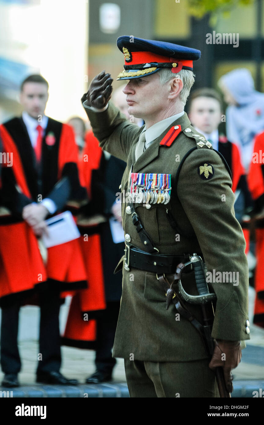 Belfast, Irlanda del Nord. 10 nov 2013 - Il Brigadiere Ralph William Wooddisse MBE MC saluta dopo la posa di una corona al ricordo della cerimonia. Foto Stock