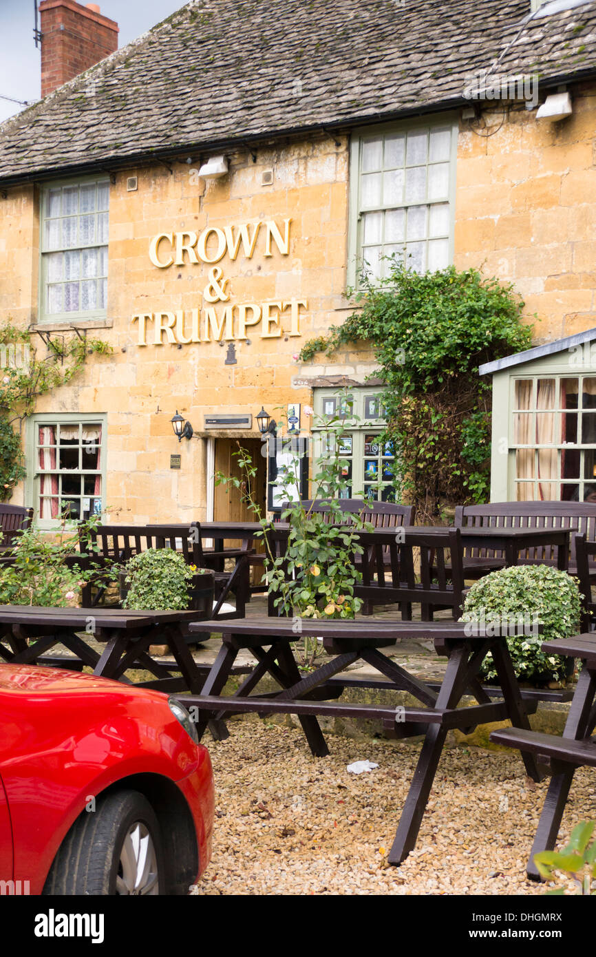 Broadway a Cotswold parrocchia in Worcestershire Inghilterra Corona britannica e la tromba Pub Foto Stock