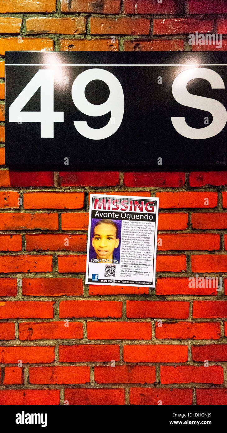 Poster sulla parete del 49th Street R linea stazione metropolitana pubblicità per informazioni sulla scomparsa di autistici ragazzo nero Manhattan Foto Stock