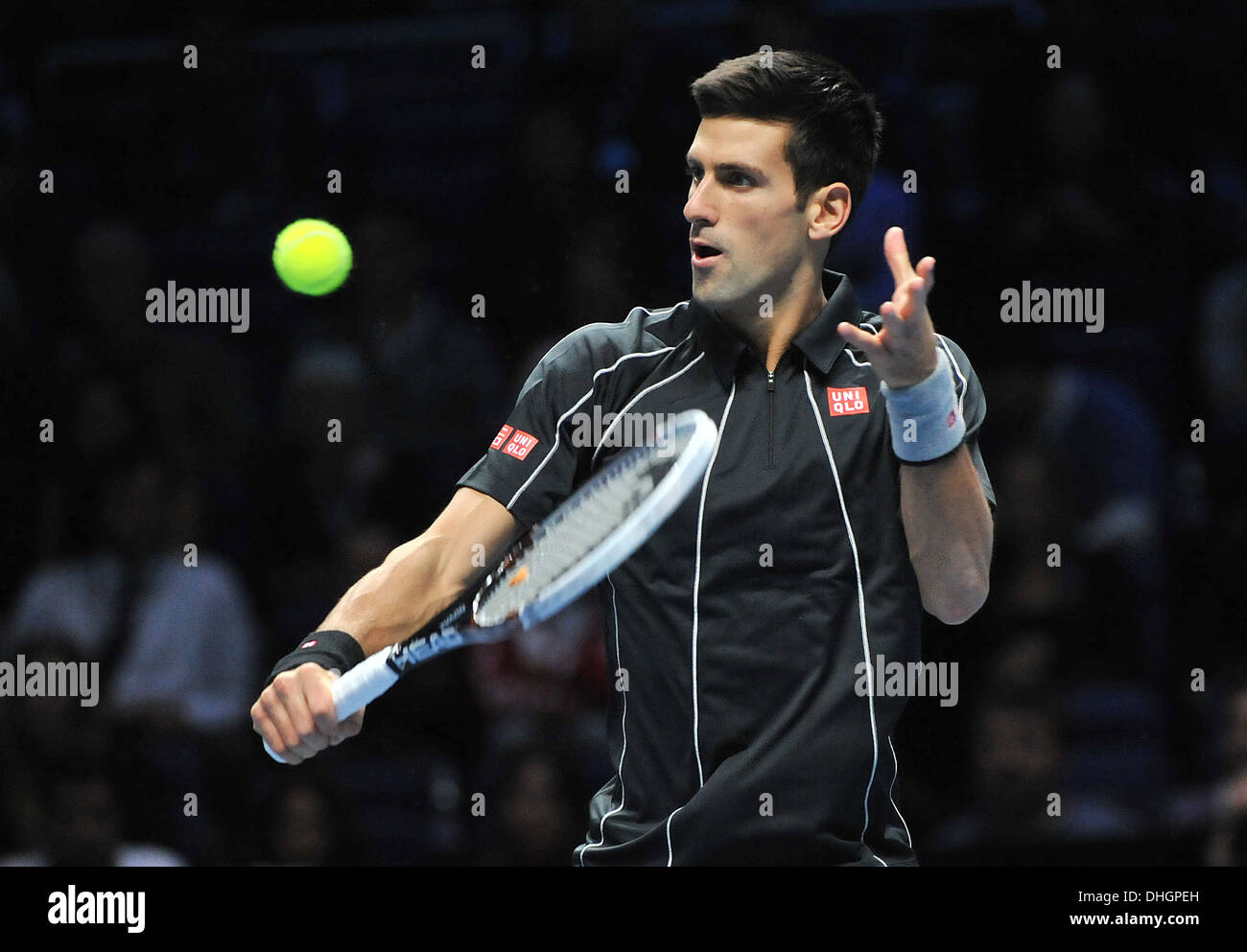 La Serbia il Novak Djokovic sul suo modo di vittoria il giorno 6 della Barclays ATP World Finals. Foto Stock