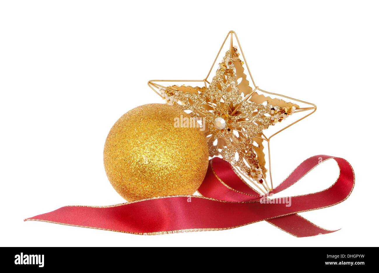 Decorazione di Natale un oro glitter star con una pallina e nastro rosso isolata contro bianco Foto Stock