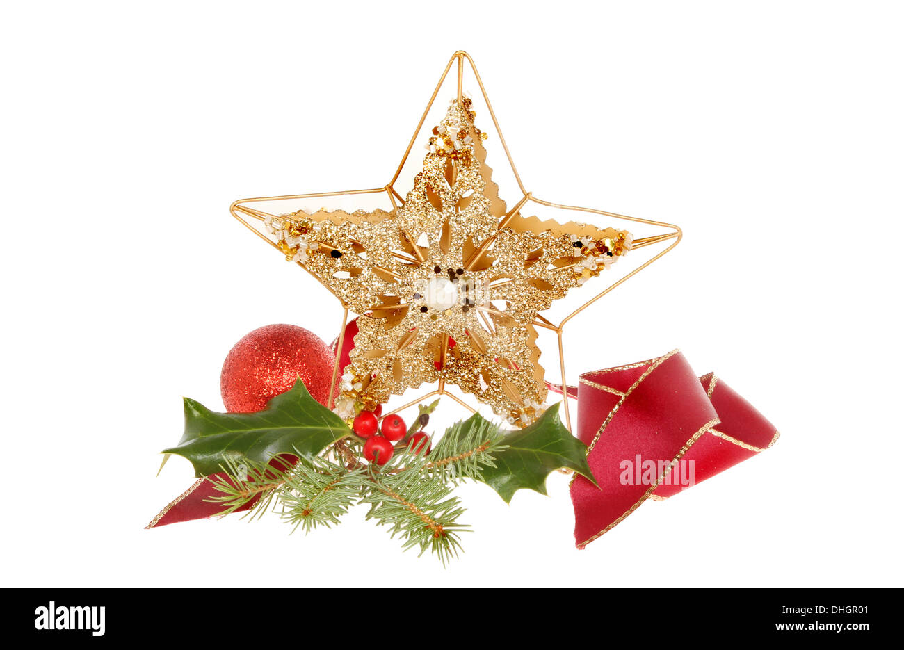 Decorazione di Natale, un gold glitter star con pallina, nastro e fogliame stagionale isolata contro bianco Foto Stock