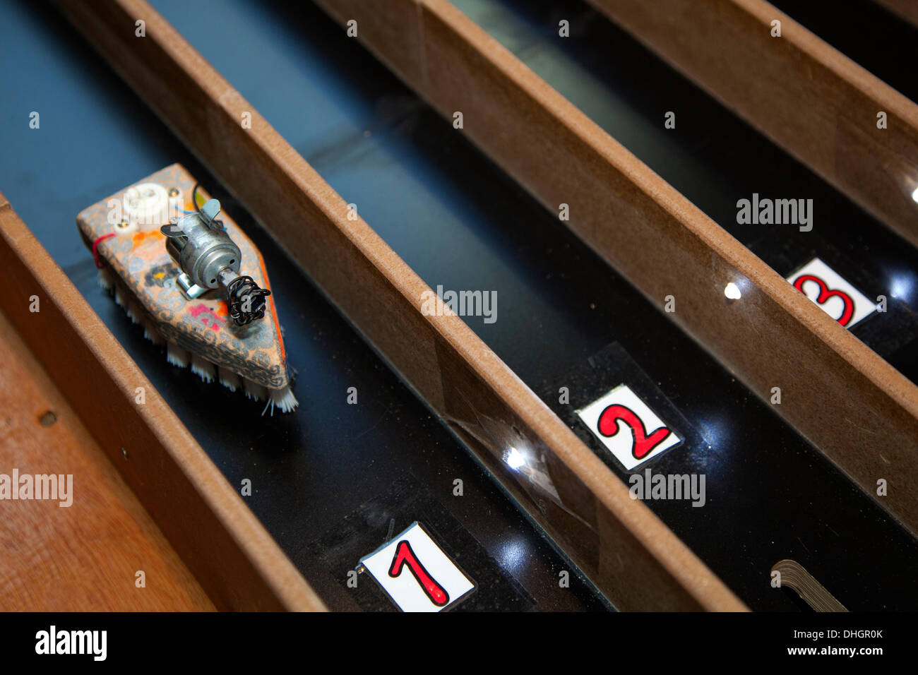 Dundee, Scotland, Regno Unito. 9 Novembre, 2013. Robot spazzola race track, organizzato da Theodor-Litt-Schule di Giessen, dalla Germania engineering college a Dundee Festival della Scienza una città-ampia celebrazione della scienza e della fisica che forniscono divertimento, ispirazione e curiosità per tutte le età. I visitatori di prendere parte ad attività pratiche e di apprendimento su argomenti come la navigazione nello spazio e ciò che i cromosomi simile a. Foto Stock