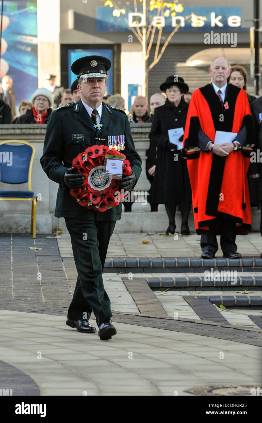 Belfast, Irlanda del Nord. 10 nov 2013 - Matt Baggott stabilisce una corona al cenotafio a Belfast City Hall in ricordo di quei soldati uccisi durante il WW1 e WW2 e altre guerre e conflitti. Credito: Stephen Barnes/Alamy Live News Foto Stock