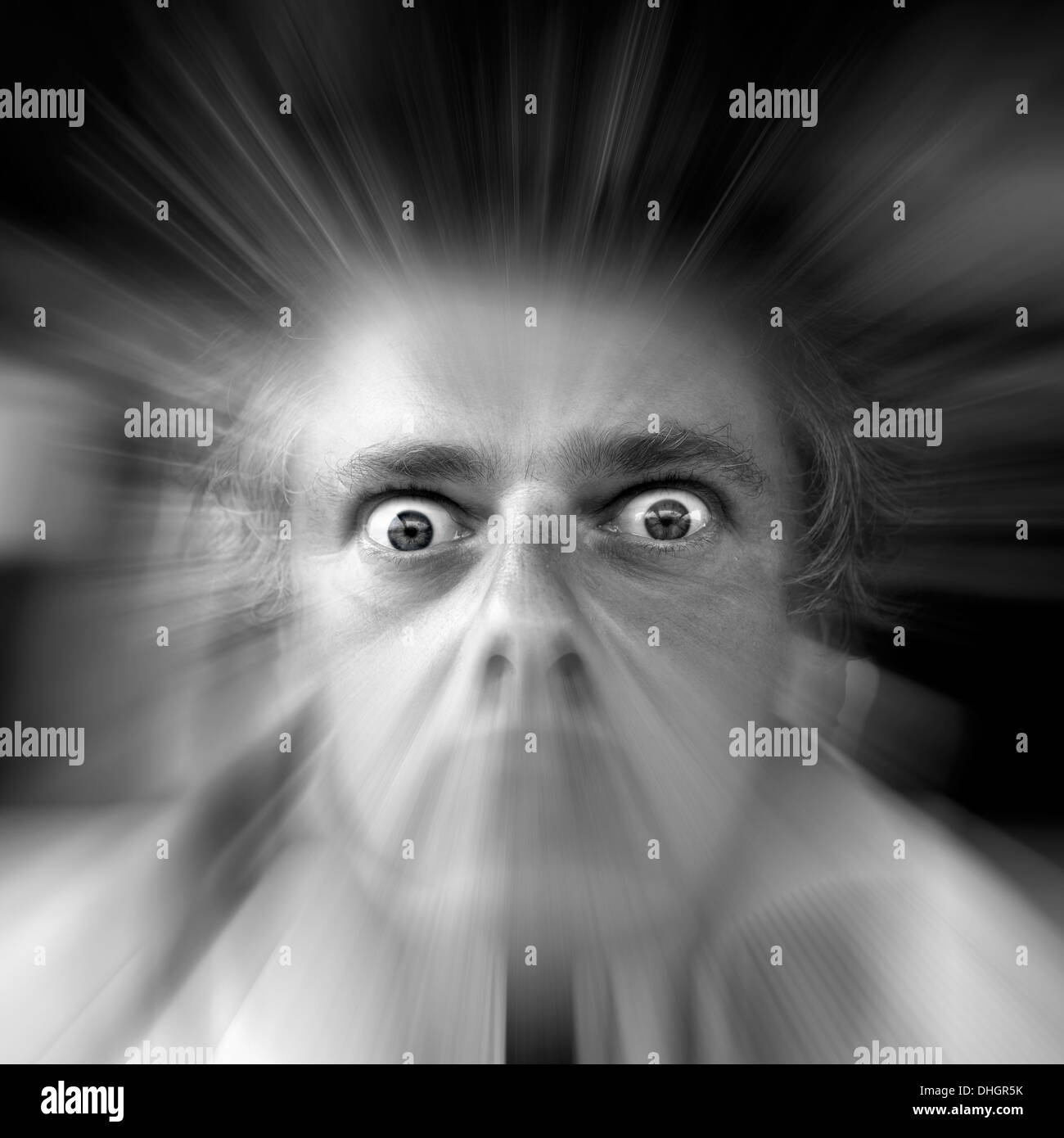 Effetto Zoom su vasta eyed staring maschio. Foto Stock