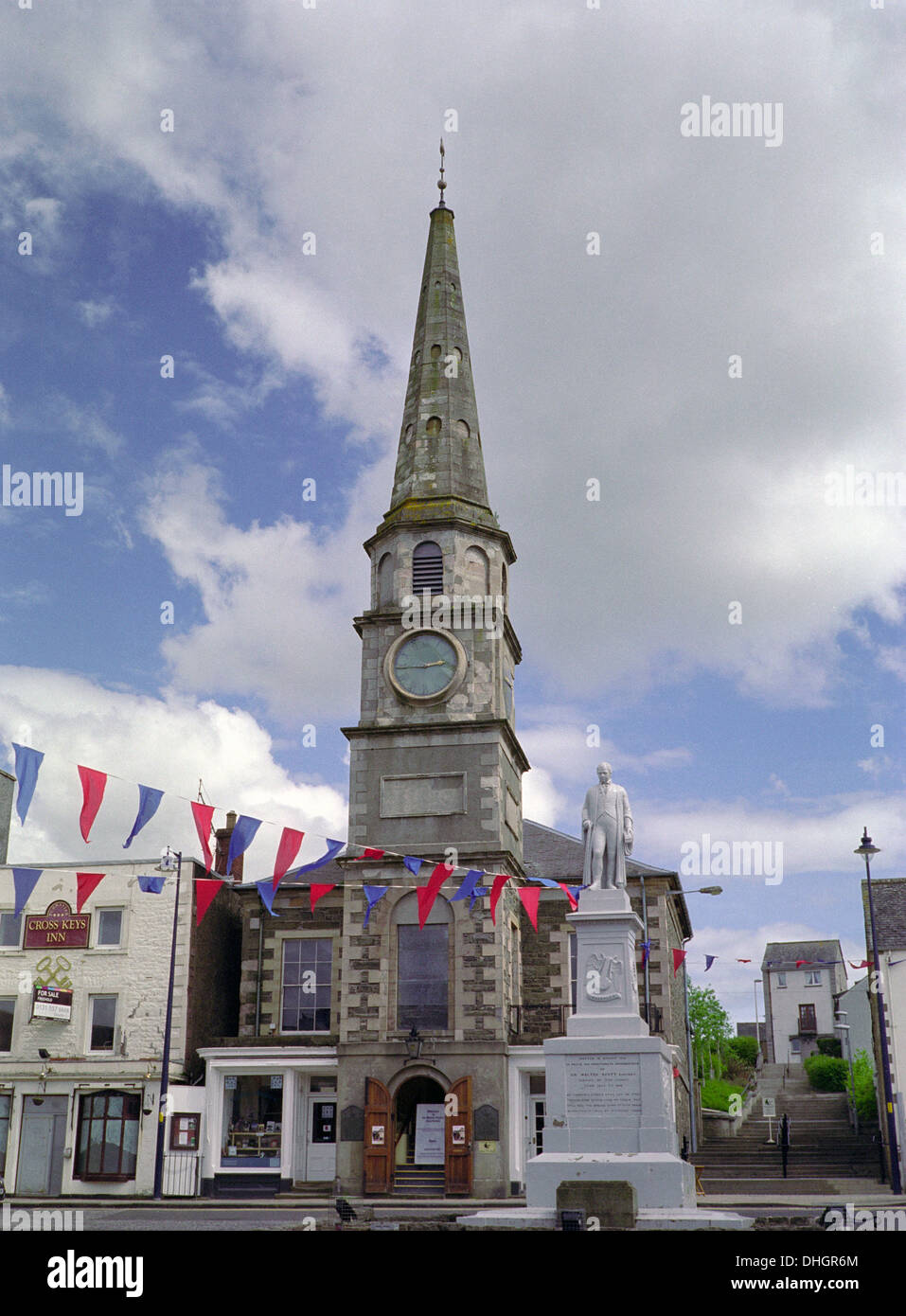 Selkirk Piazza del Mercato con Sir Walter Scott statua e la vecchia Casa Corte, frontiere, Scotland, Regno Unito Foto Stock Selkirk Piazza del Mercato con Sir Walter Scott statua e la vecchia Casa Corte, frontiere, Scotland, Regno Unito Foto Stock