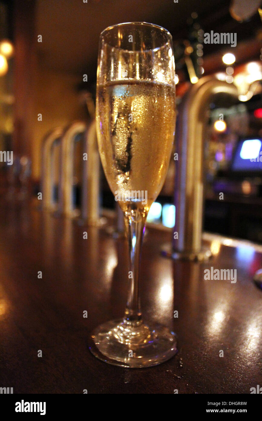 Vetro di champagne prima di un brindisi. Foto Stock