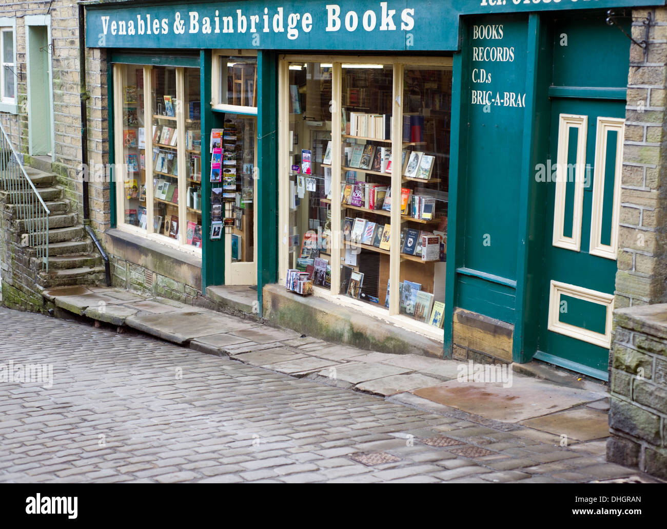 Book shop sulla strada principale attraverso il villaggio di Haworth nel West Yorkshire, Inghilterra, Regno Unito Foto Stock