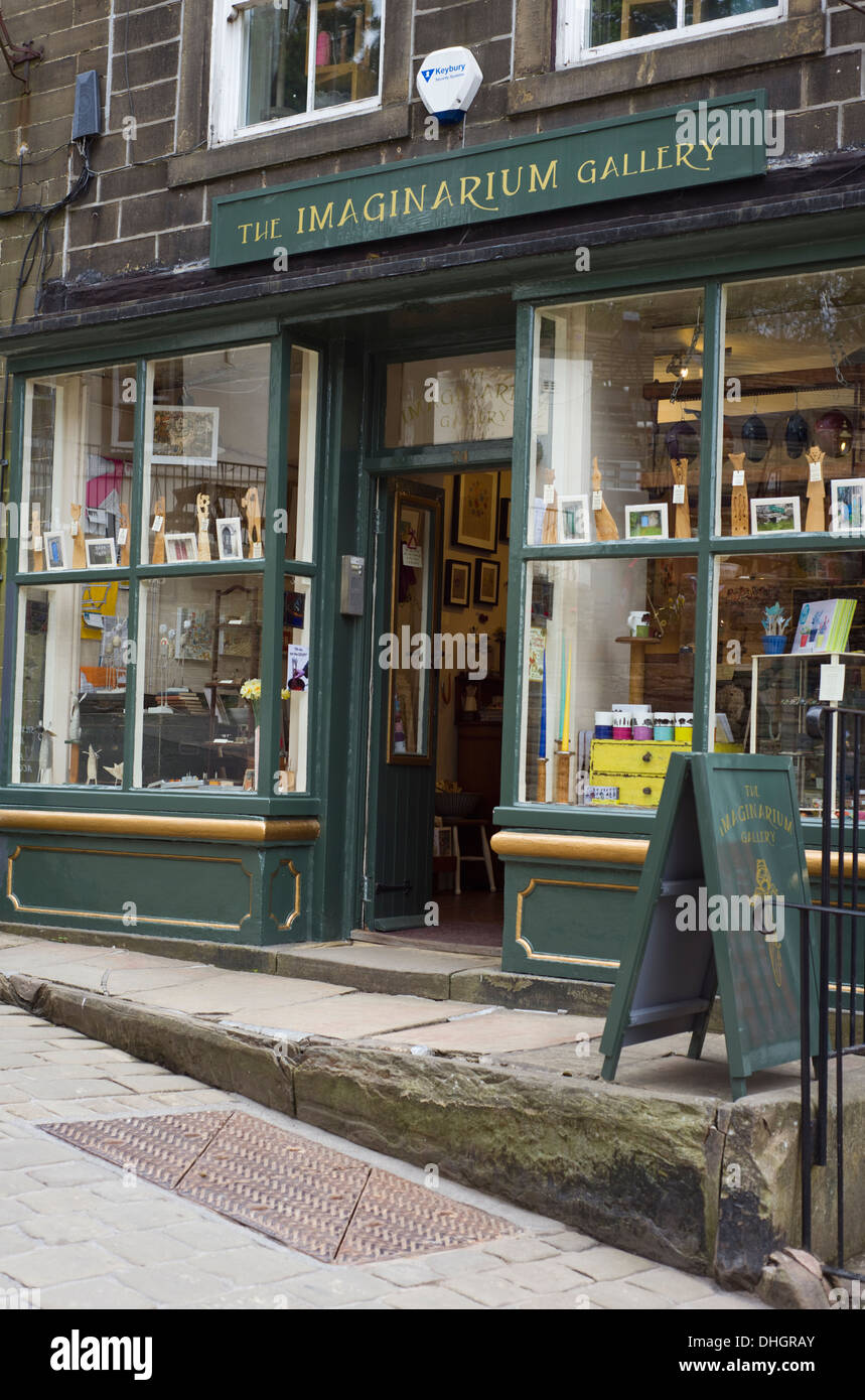 Negozio sulla strada principale attraverso il villaggio di Haworth nel West Yorkshire, Inghilterra, Regno Unito Foto Stock