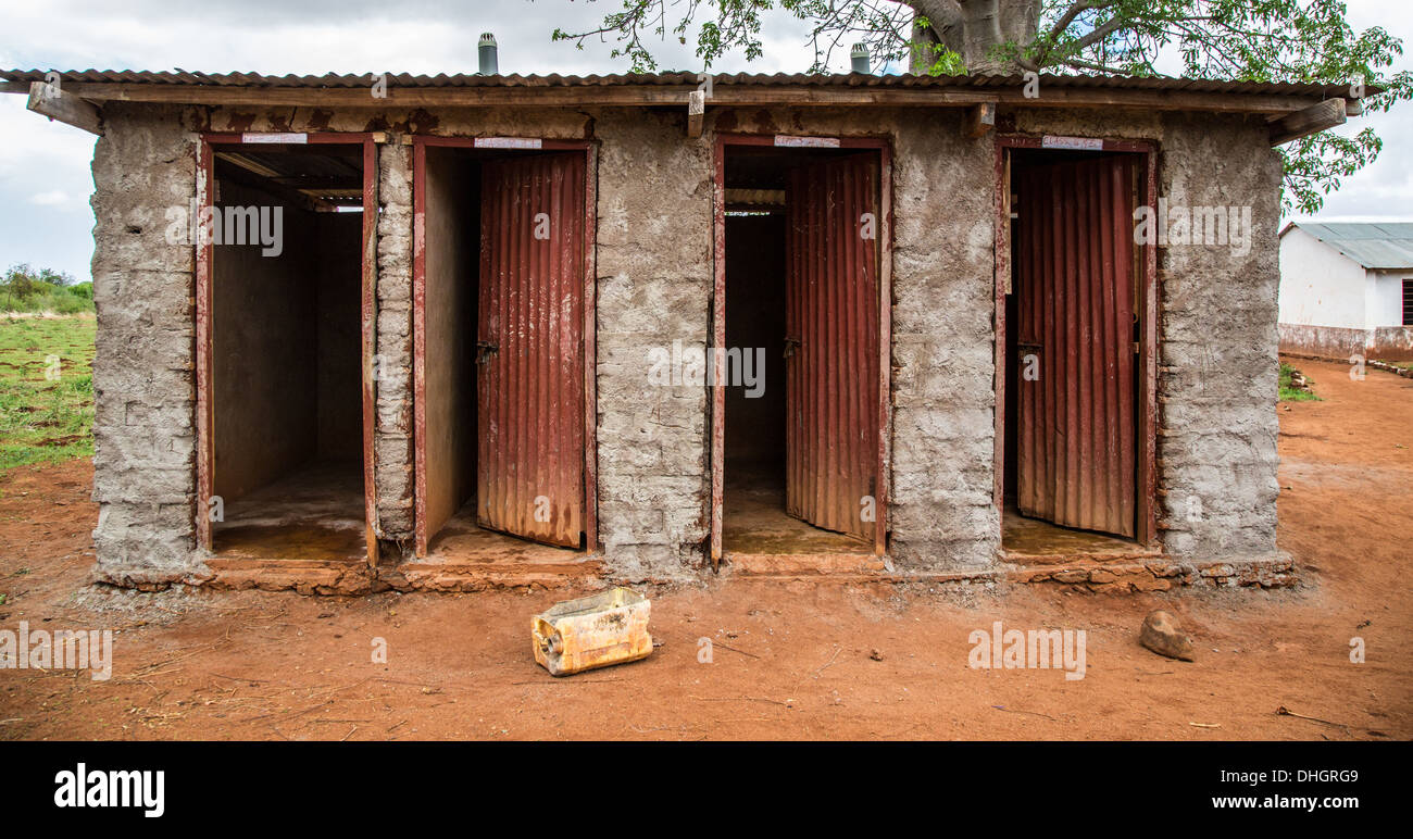 Servizi igienici di base blocco nel cortile della scuola di un villaggio keniano vicino a voi Foto Stock