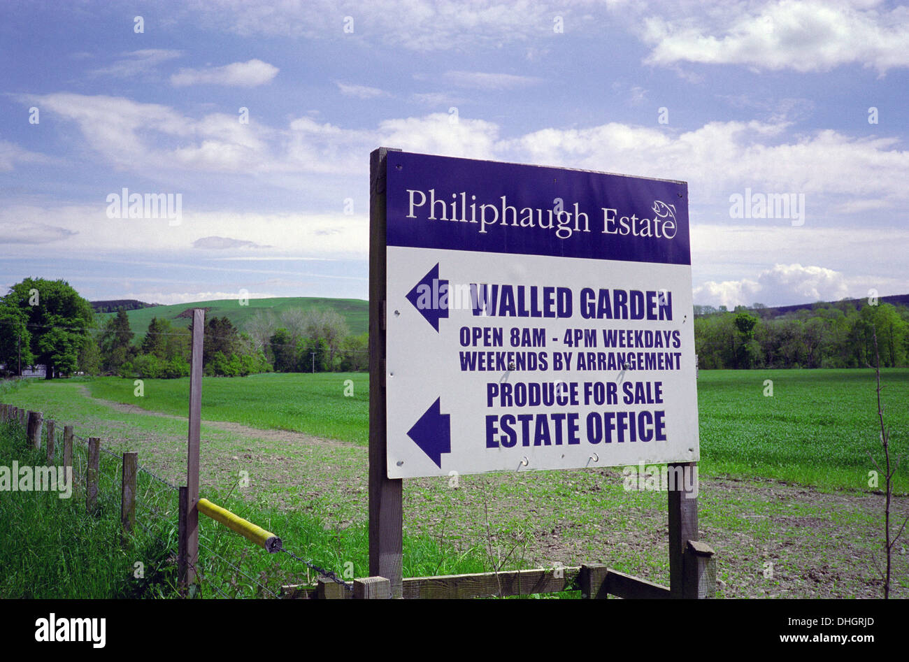 Segno all'Philiphaugh station wagon, Ettrick Valley, Selkirkshire, frontiere, Scotland, Regno Unito Foto Stock