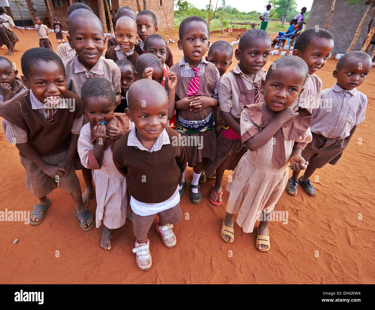 Ragazzi delle scuole line up per fotografie in un keniano scuola primaria vicino a voi il Kenya meridionale Foto Stock