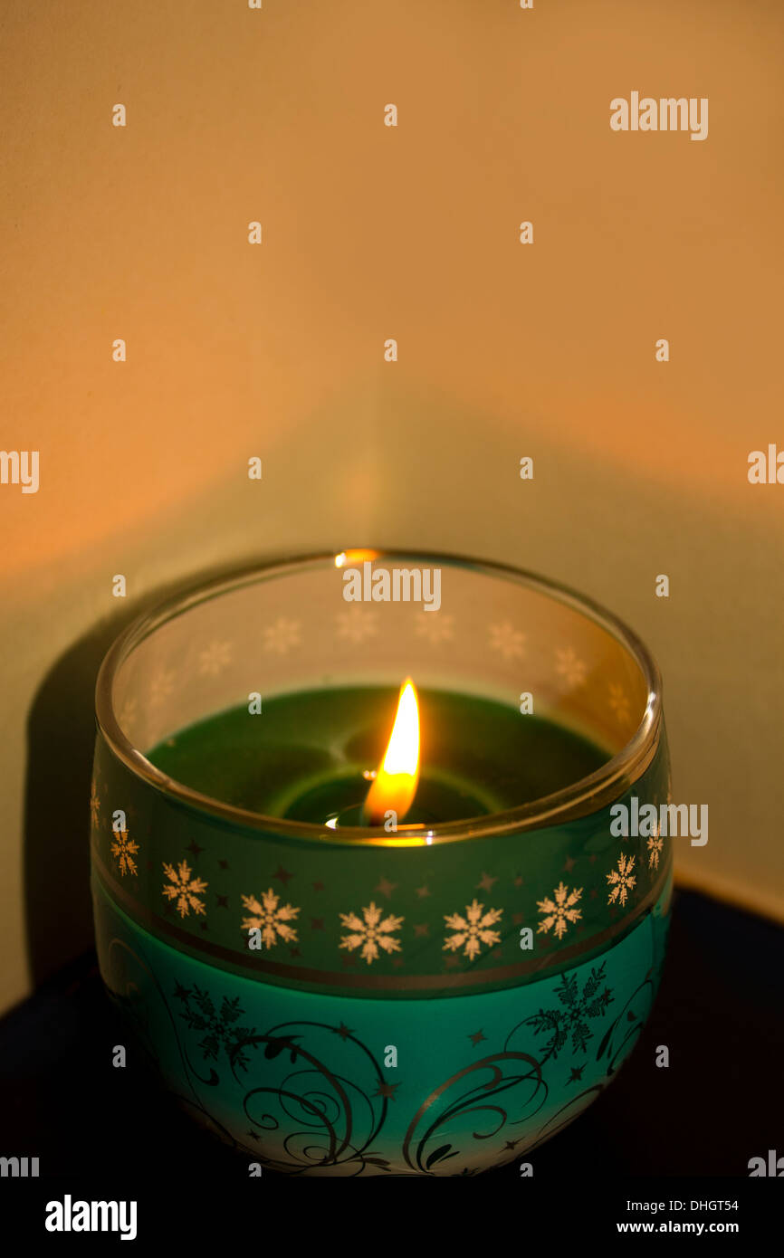 Un caldo accesa candela su una notte d'inverno Foto Stock
