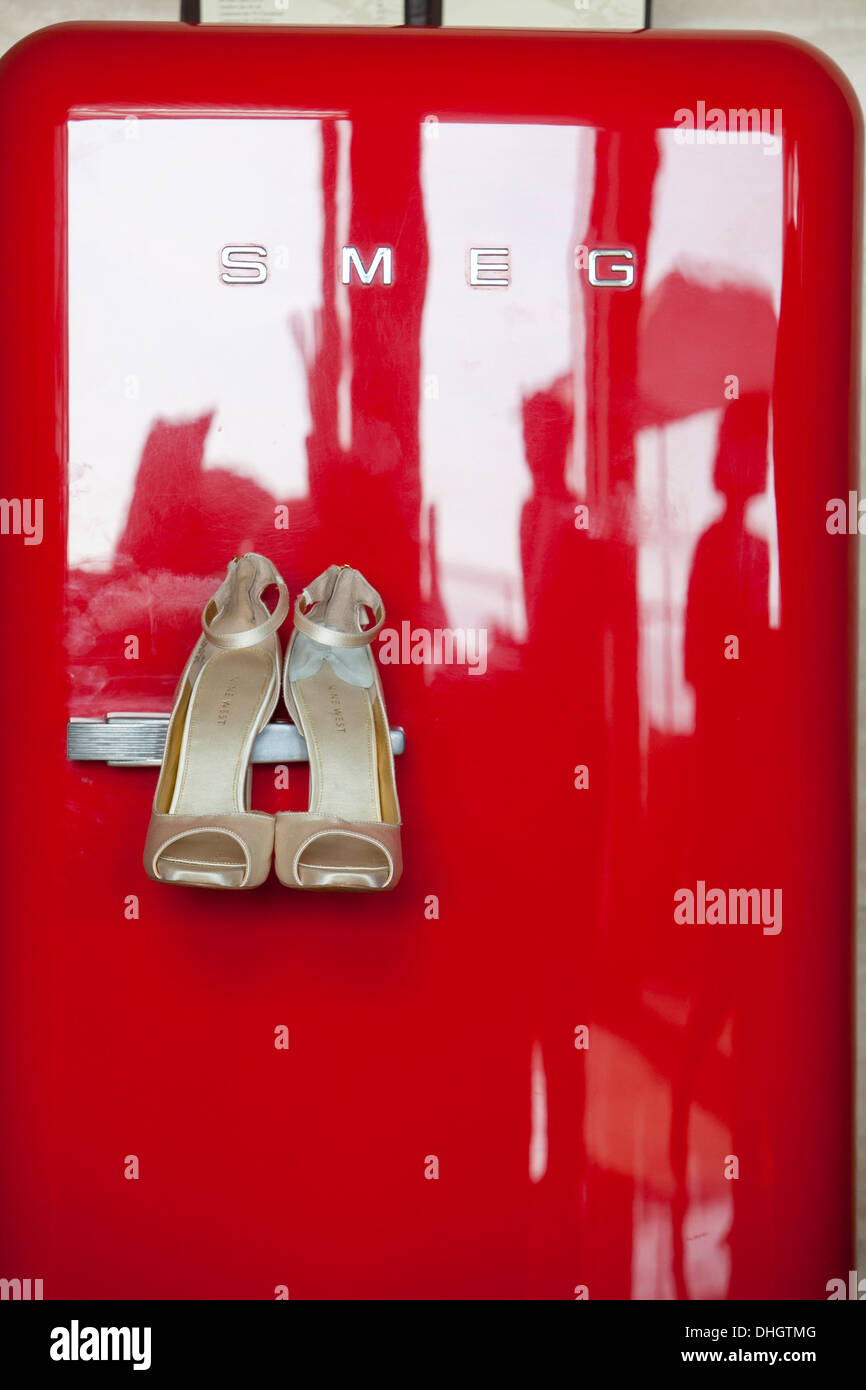 Scarpe nuziale appeso matrimonio rosso porta di frigorifero tecnica artistica ispirazione shot ispirare la preparazione al matrimonio fotografo creative Foto Stock