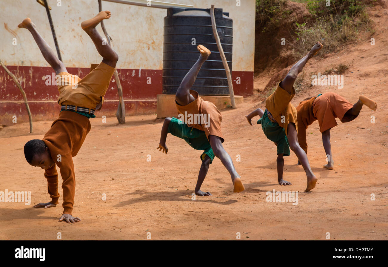 Scolari di eseguire un display acrobatico in un keniano scuola primaria Foto Stock