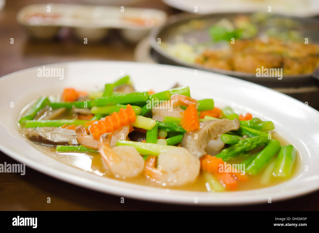 Close up stir gamberi fritti con un mix di verdure sul piatto Foto Stock