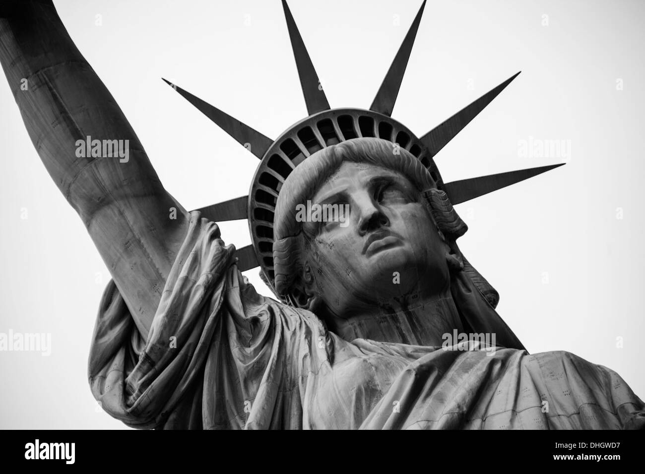 Bianco & Nero dettaglio della torcia, la corona e il profilo della Statua  della Libertà, Liberty Island, New York City Foto stock - Alamy