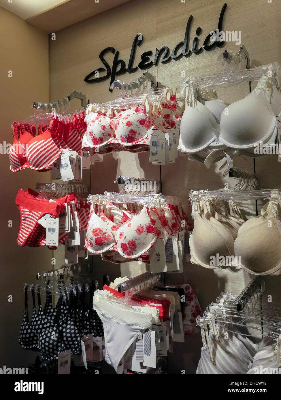 Display di lingerie in magazzino Bloomingdale's interno, NYC Foto stock -  Alamy