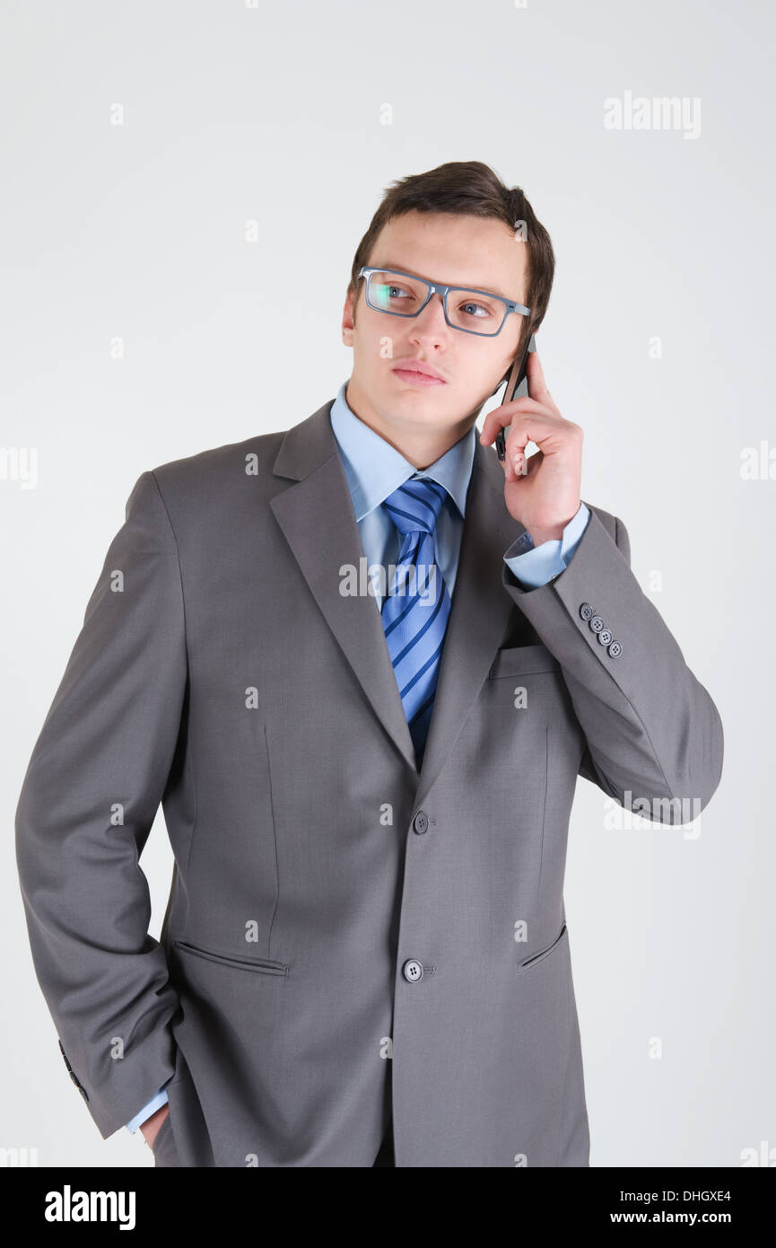 Giovane imprenditore con telefono cellulare con gli occhiali Foto Stock