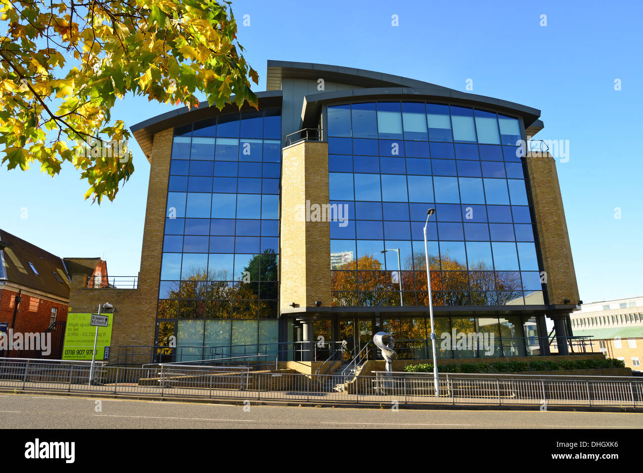 Circa edificio per uffici, l'anello, Bracknell, Berkshire, Inghilterra, Regno Unito Foto Stock