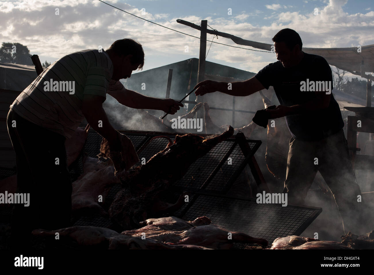 Mar de Cobo, Buenos Aires, Argentina. Decimo Nov, 2013. Un tradizionale asado (grill barbecue) durante l annuale Fiesta de Cordero. Cordero (maiale, carne di maiale) ampiamente non è mangiato in Argentina rispetto alle carni bovine che è più ampiamente disponibili e radicata nella cultura argentina. Il festival si svolge per tre giorni ed è costituito da musica dal vivo, arti e mestieri come pure l'Asado che scorrono costantemente durante l'evento. Carne di maiale argentino la produzione è aumentata di più del 40% tra il 2001 e il 2011 come il governo cerca di rendere più carne disponibile per l'esportazione. © Ryan nobile/ZUMAPRESS.com/Alamy Live News Foto Stock