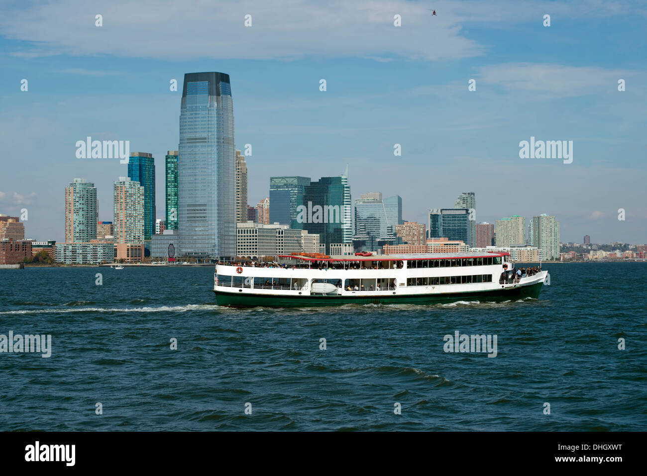 Jersey City , New Jersey in background con party sulla barca,Hudson River. Foto Stock