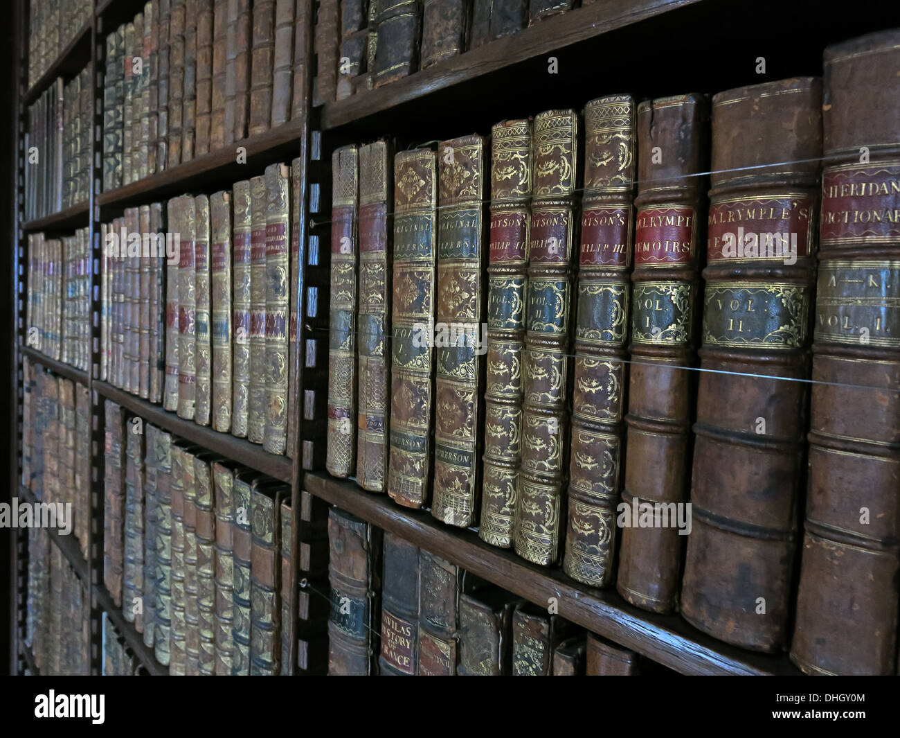 Libri nella biblioteca formale, nella sala Dunham Massey House, NT vicino ad Altrincham, Cheshire, Inghilterra, Regno Unito, WA14 4SJ Foto Stock