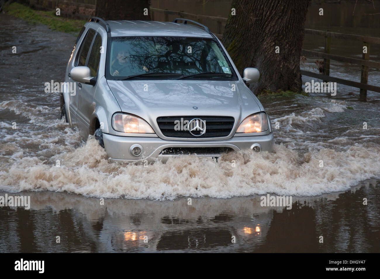 Car guida attraverso il diluvio Foto Stock