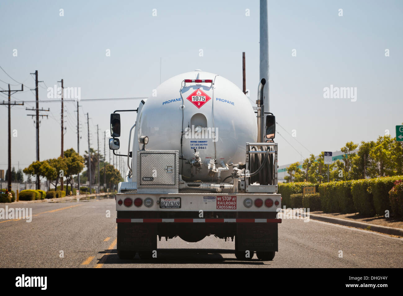 Vista posteriore del serbatoio di propano carrello su strada - California USA Foto Stock
