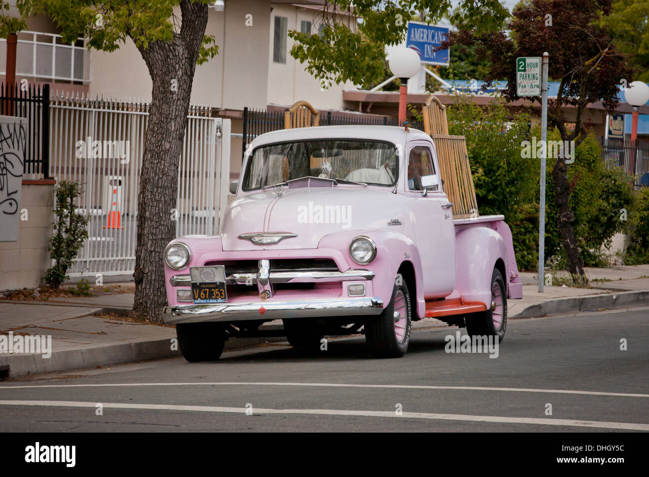 L'annata 1954 Chevrolet 3100 pickup truck parcheggiato sul lato della strada - California USA Foto Stock
